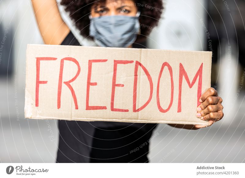 Schwarzer Demonstrant mit der Aufschrift Freedom auf einem Streikplakat Aktivist Freiheit plakatieren BLM sozial rechts rassisch Gleichstellung Bewegung Frau