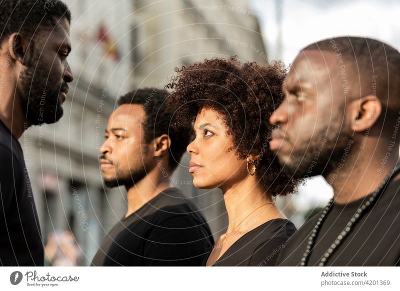 Crop ernst schwarze Freunde auf der Straße in der Stadt in der Tageszeit sjw BLM Bewegung Bestimmen Sie Rassismus Demokratie Porträt achtsam Großstadt Frau