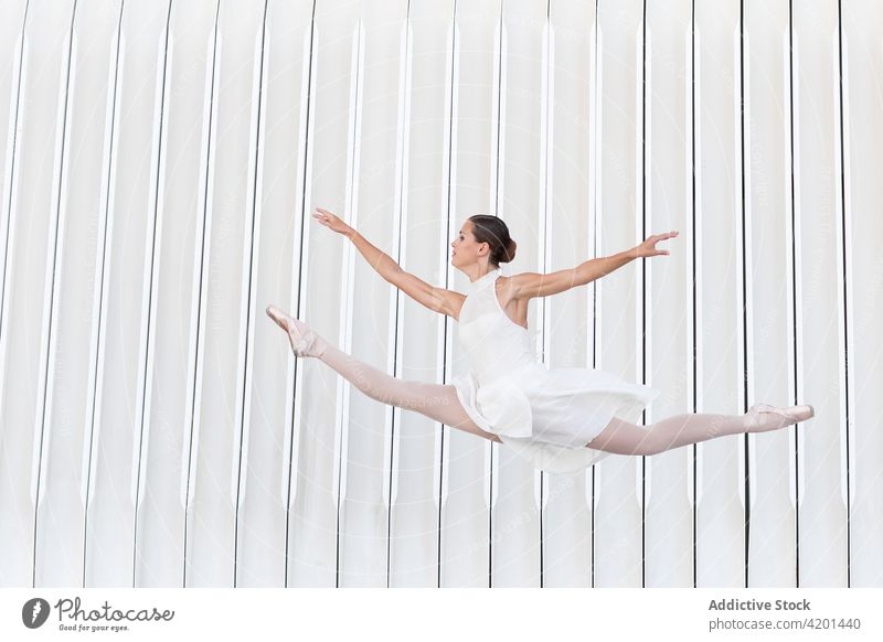 Professionelle Ballerina springt auf der Straße in die Luft Tanzen springen klassisch Kunst Choreographie Bein angehoben Anmut Übung Frau Arm angehoben Tänzer
