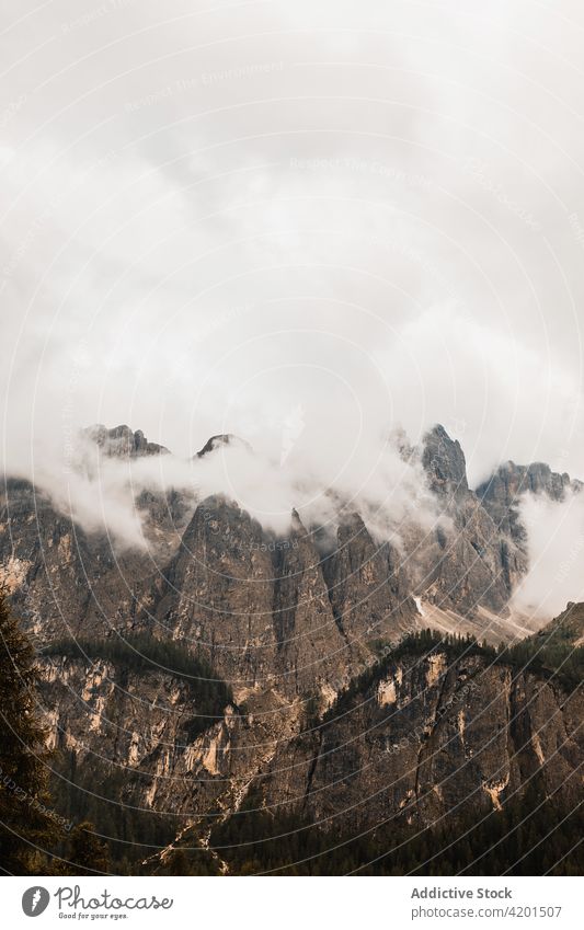 Bergkette mit Nebel unter bewölktem Himmel Berge u. Gebirge wolkig Natur Hochland Landschaft Geologie Atmosphäre prunkvoll massiv malerisch rau hoch unfruchtbar