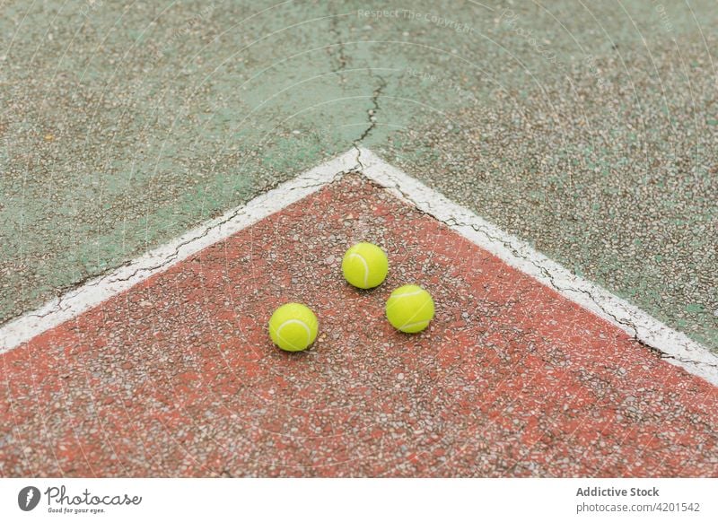 Bälle auf dem Tennisplatz Ball Gericht Training Boden schäbig Zusammensetzung Sport Aktivität Spiel Streichholz Konkurrenz üben Wohlbefinden Erholung Hobby