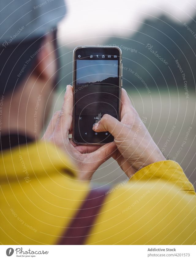 Mann fotografiert in nebliger Landschaft Smartphone unter Foto Backpacker Nebel Natur Wanderung Fotografie Wiese Jeansstoff Lifestyle Gerät Apparatur jung