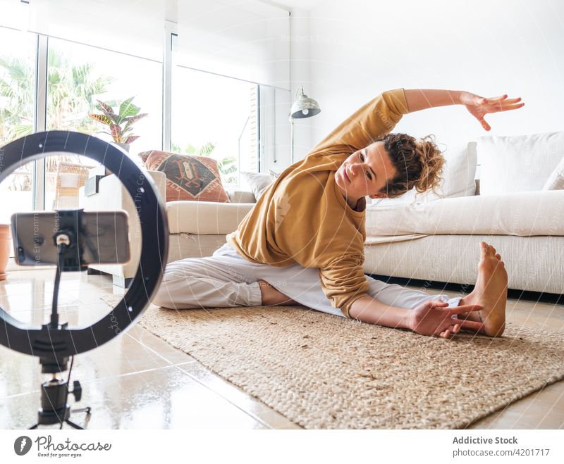 Fit Frau sitzt auf dem Boden in gedrehter Kopf bis Knie Pose Dehnung Yoga Stock Wohnzimmer gedrehte Kopf-zu-Knie-Haltung parivrtta janu sirsasana Achtsamkeit