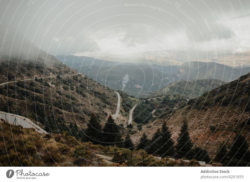 Grün bewachsenes Bergland unter düsterem Himmel Hochland Hügel Nebel malerisch Gelände Natur Umwelt trist geräumig wolkig Landschaft Cadiz Spanien ruhig