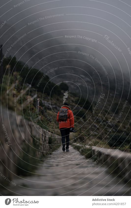 Unbekannter Reisender auf Wanderweg im nebligen Hochland Backpacker Spaziergang Weg Nebel trist warme Kleidung dumpf Natur Landschaft Wanderung Trekking Cadiz