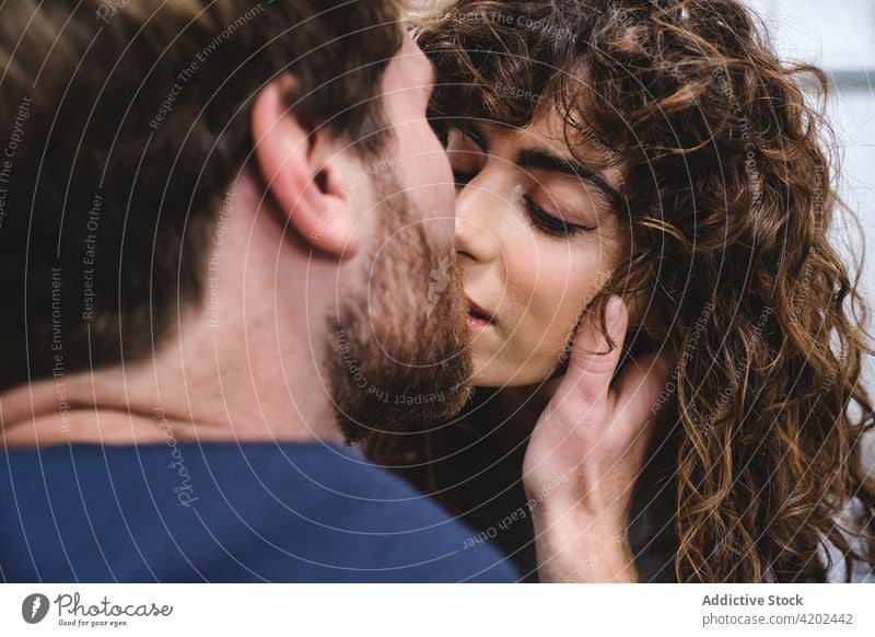 Glückliches junges Paar, das sich küsst Kuss Umarmung Umarmen Zusammensein Zuneigung romantisch Angebot Liebe Partnerschaft Freund Freundin Termin & Datum