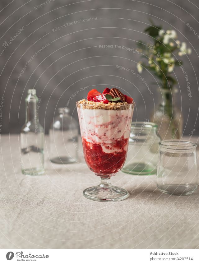 Leckeres Dessert mit reifen Beeren und Eiscreme süß Kompott Speiseeis Milchshake lecker geschmackvoll Erdbeeren frisch Molkerei Bestandteil appetitlich Glas