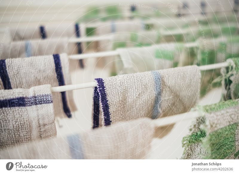 Wäscheständer mit Lappen aus alten Handtüchern Upcycling handtuch wischlappen uplcycling Reuse wiederverwerten trocknen Nahaufnahme hygiene nachhaltig