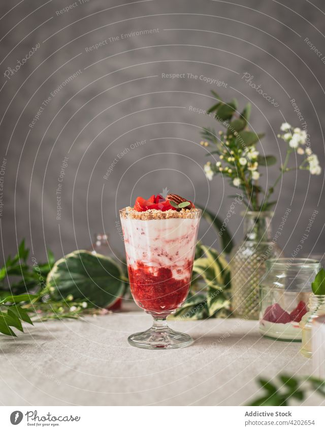 Leckeres Dessert mit reifen Beeren und Eiscreme süß Kompott Speiseeis Milchshake lecker geschmackvoll Erdbeeren frisch Molkerei Bestandteil appetitlich Glas