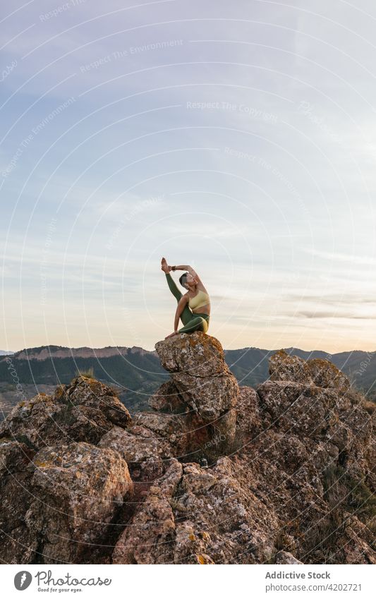 Junge Frau in Reiherhaltung auf einem Berg Yoga Klippe karuncasana Vitalität Zen üben Gleichgewicht Ausgeglichenheit Harmonie beweglich Energie ruhig Gesundheit