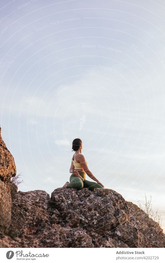 Junge Frau beim Yoga auf einer Anhöhe Sonnenuntergang Klippe padmasana Vitalität Zen üben Harmonie beweglich Energie Dämmerung Abend Gleichgewicht ruhig