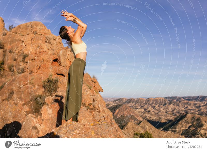 Junge Frau in Yoga-Pose auf einem Berg stehend Berge u. Gebirge Körperhaltung üben Gesundheit Hochland Energie Gleichgewicht Aufwärts gerichtete Handhaltung