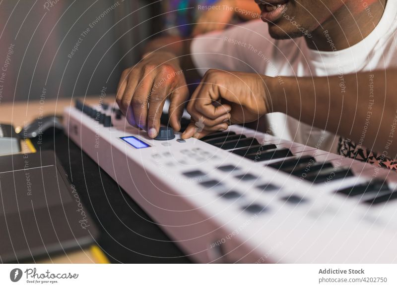 Schwarze Freunde unerkennbar mit Aufnahmeprogramm auf dem Bildschirm teilen Laptop Software achtsam Produzent Musik Atelier benutzend Apparatur Gerät
