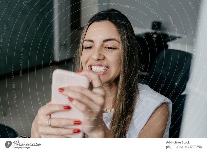 Frau mit weißen Zähnen macht Selfie in Zahnklinik dental Klinik mündlich Hygiene Leckerbissen Pflege Stuhl sitzen Smartphone Selbstportrait Klient medizinisch