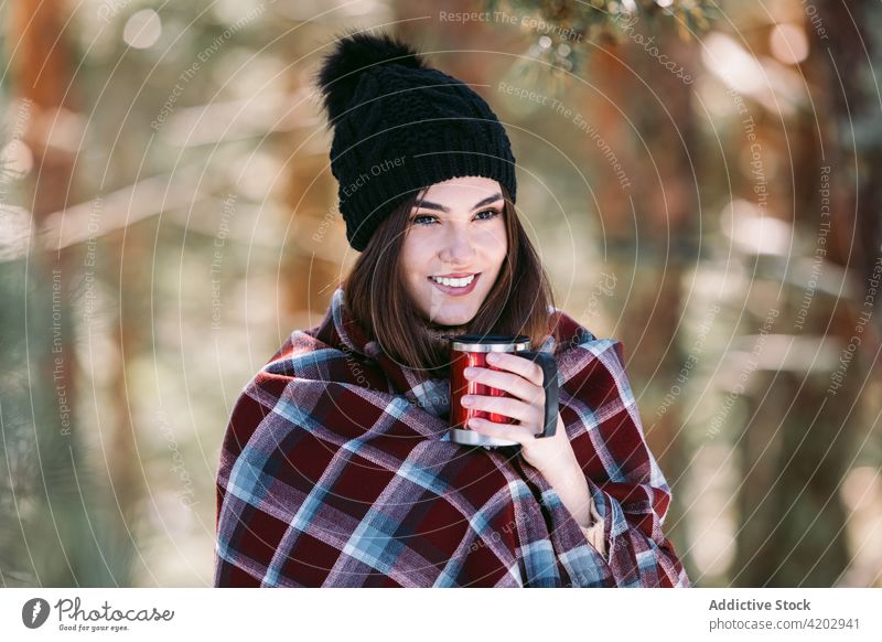 Frau sitzt im Winterwald und trinkt Kaffee trinken Wald Heißgetränk Plaid umhüllen sonnig Wälder Kofferraum Baum sitzen heiß Tasse Saison genießen Frost Becher