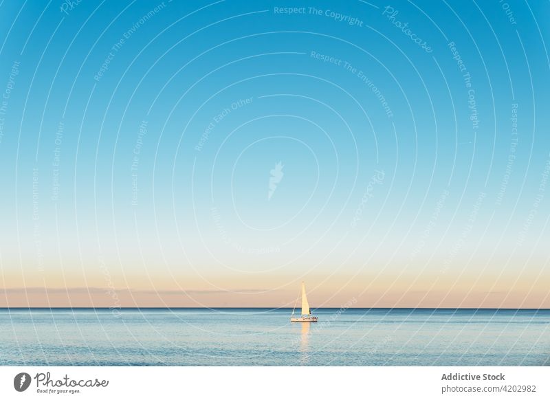 Segelboot auf dem Meer unter blauem Himmel in der Tageszeit MEER Natur Meereslandschaft Ausflug reisen Horizont Blauer Himmel idyllisch malerisch Rippeln marin