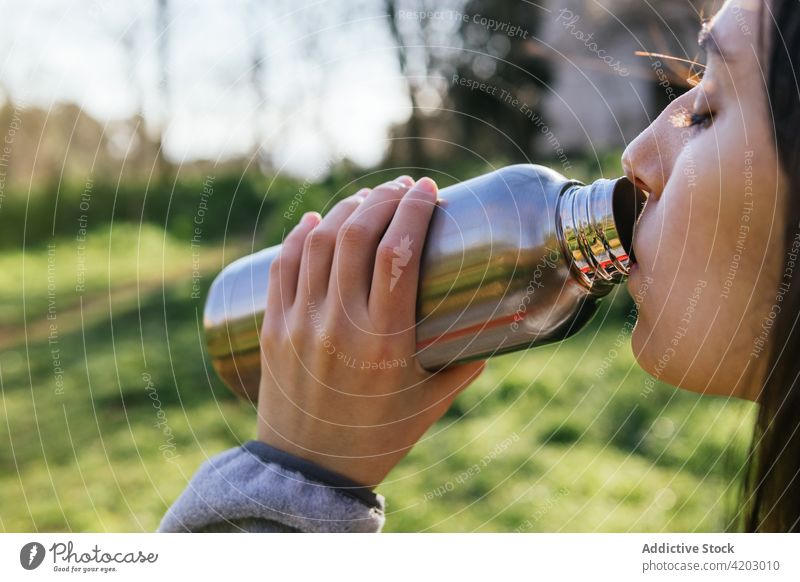 Weiblicher Reisender trinkt Wasser in der Natur Wanderer Frau trinken reisen Sommer Durst Flasche frisch Wald Metall aqua Erfrischung übersichtlich Wanderung