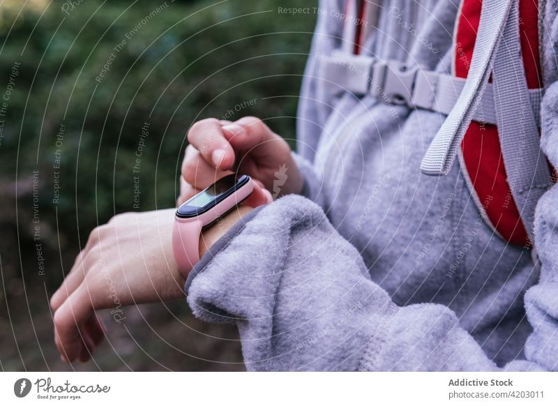 Wanderer überprüft Fitness-Tracker im Wald Gps prüfen benutzend Frau Backpacker digital intelligente Uhr Armband Aktivität Natur Lifestyle Abenteuer Apparatur