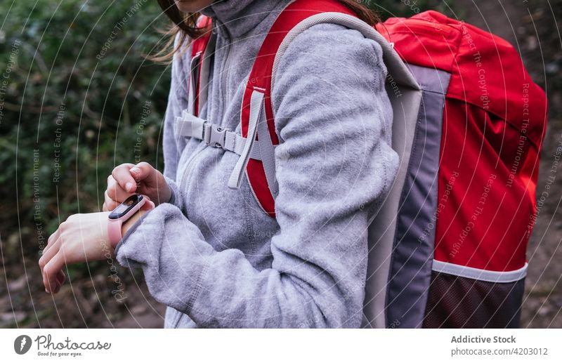 Wanderer überprüft Fitness-Tracker im Wald Gps prüfen benutzend Frau Backpacker digital intelligente Uhr Armband Aktivität Natur Lifestyle Abenteuer Apparatur