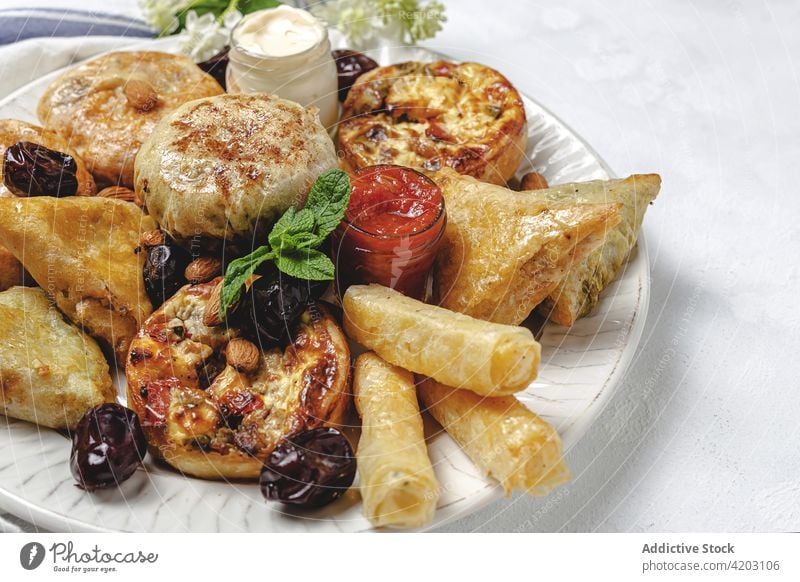 Appetitliches Straßenessen mit Soßen und getrockneten Datteln auf dem Teller arabische Küche marokkanische Lebensmittel Snack appetitlich ramzan Feiertag Saucen