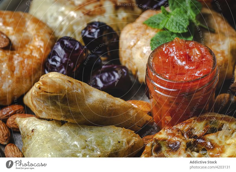 Appetitliches Straßenessen mit Tomatensauce und Mandeln marokkanische Lebensmittel Snack manakish Salsatänzer ramzan Feiertag geschmackvoll festlich sortiert
