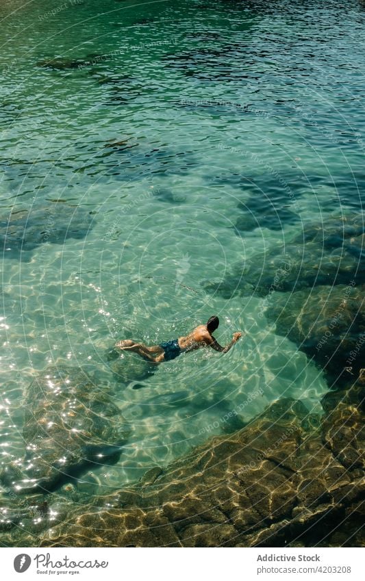 Mann schwimmt im Meer MEER allein Wasser Person reisen Sommer Freizeit marin Natur Glück Urlaub Lifestyle sich[Akk] entspannen Abenteuer Windstille Menschen