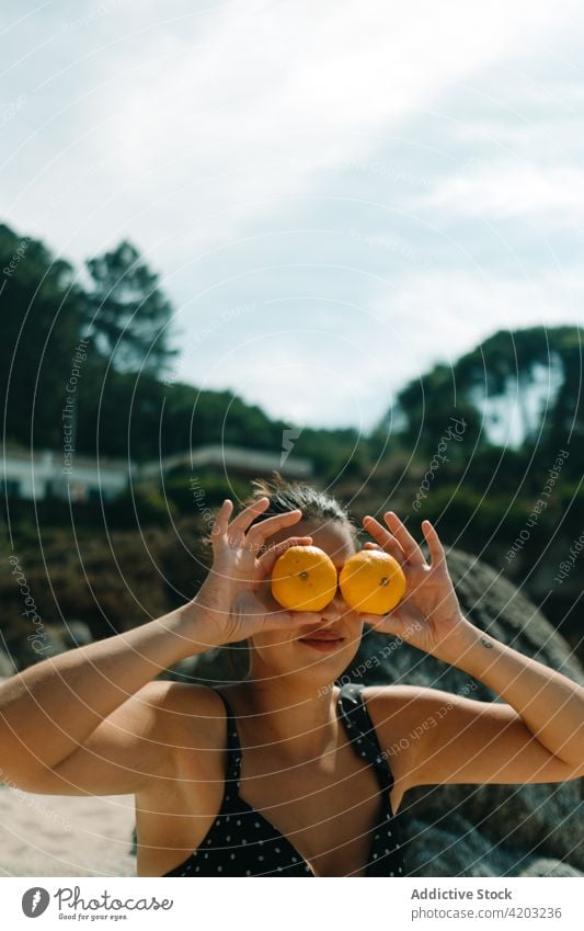 Frau am Strand mit Bikini bedeckt ihre Augen mit einigen Orangen Körper Haut schlank abschließen weiß Gesundheit Schönheit Fitness dünn Figur Badebekleidung