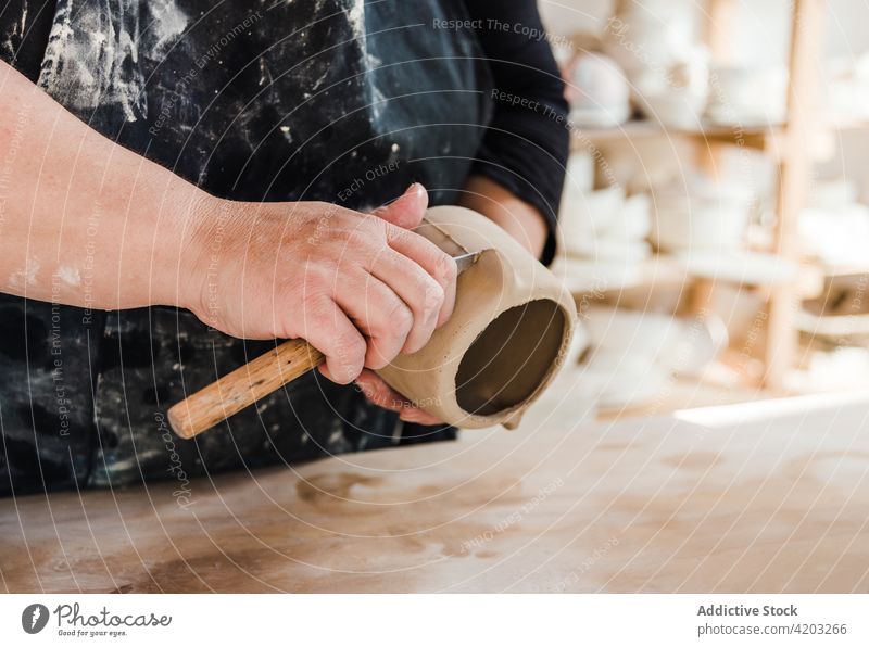Anonymer Kunsthandwerker, der einen Keramiktopf mit einem Messer formt Frau geschnitten Form Ton Vase Kunstgewerbler professionell Handwerkerin Töpferwaren