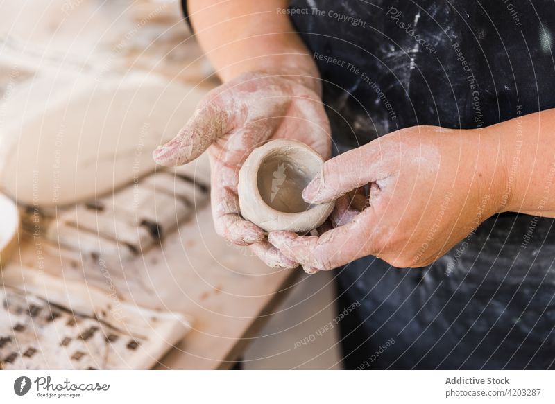 Gesichtsloser Keramiker formt Tongefäß im Atelier Frau Meister Kunstgewerbler Handarbeit Fähigkeit Handwerkerin Steingut Werkstatt Kleinunternehmen