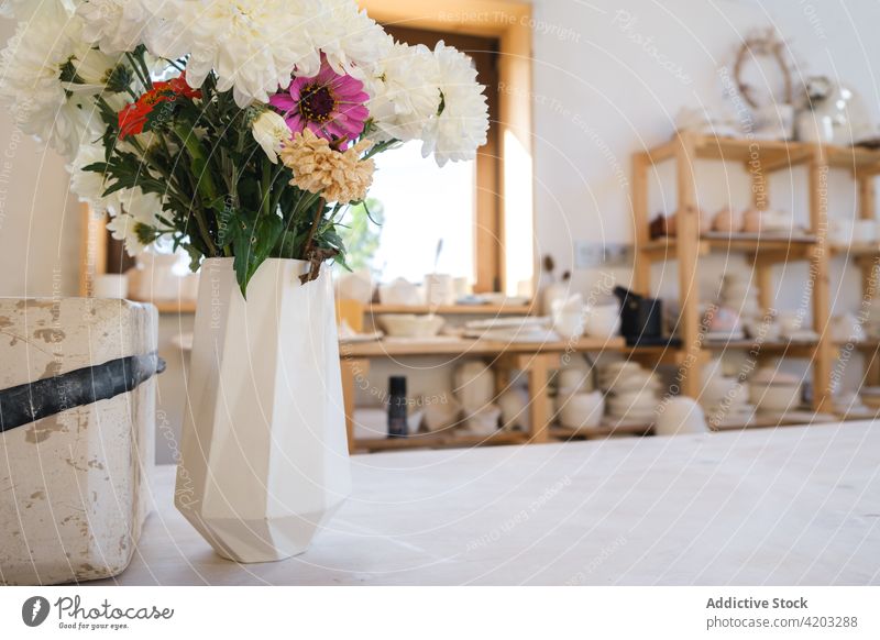 Vase aus Ton und Werkzeuge in der Werkstatt handgefertigt Keramik Schimmelpilze Produkt Töpferwaren Prozess kreieren kreativ Arbeit Atelier Blume Basteln Haufen