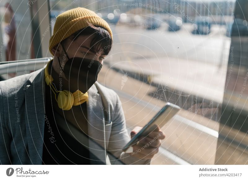 Mann mit Maske auf Smartphone im Zug sprechen Schüler Arbeitsweg Wagen neue Normale Browsen Mundschutz männlich verbunden Mitfahrgelegenheit Handy Surfen