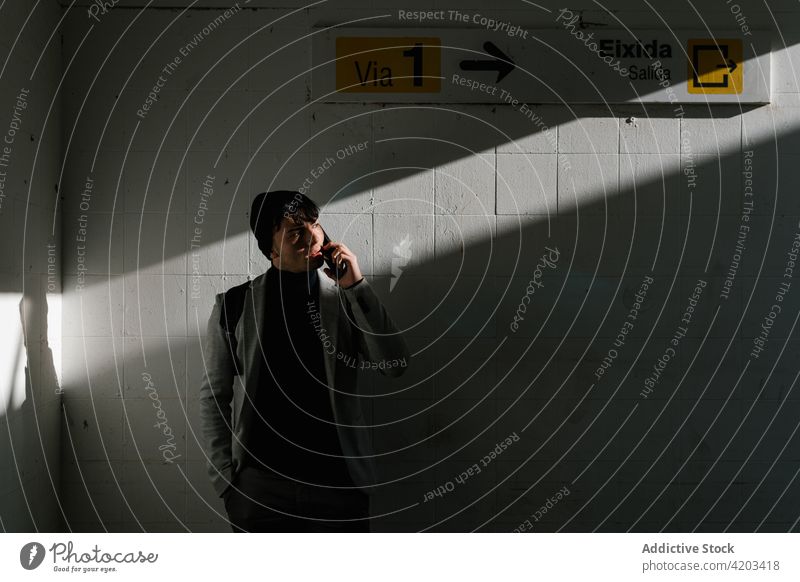 Mann spricht in der U-Bahn mit Smartphone sprechen unterirdisch Schüler jung reden Gespräch Großstadt Anruf männlich Telefon Mobile Kommunizieren Telefonanruf