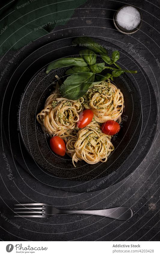 Leckere Nudeln mit Pestosauce und Tomaten Spätzle Basilikum Lebensmittel Tradition Portion Tagliatelle Saucen kulinarisch Küche Mahlzeit schmackhaft Italienisch