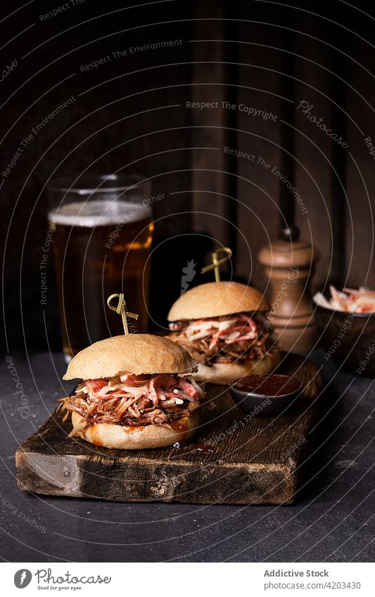 Pulled-Pork-Burger mit Krautsalat Hamburger Schweinefleisch Lebensmittel rustikal Tradition Mahlzeit selbstgemacht Fleisch lecker Brötchen Belegtes Brot