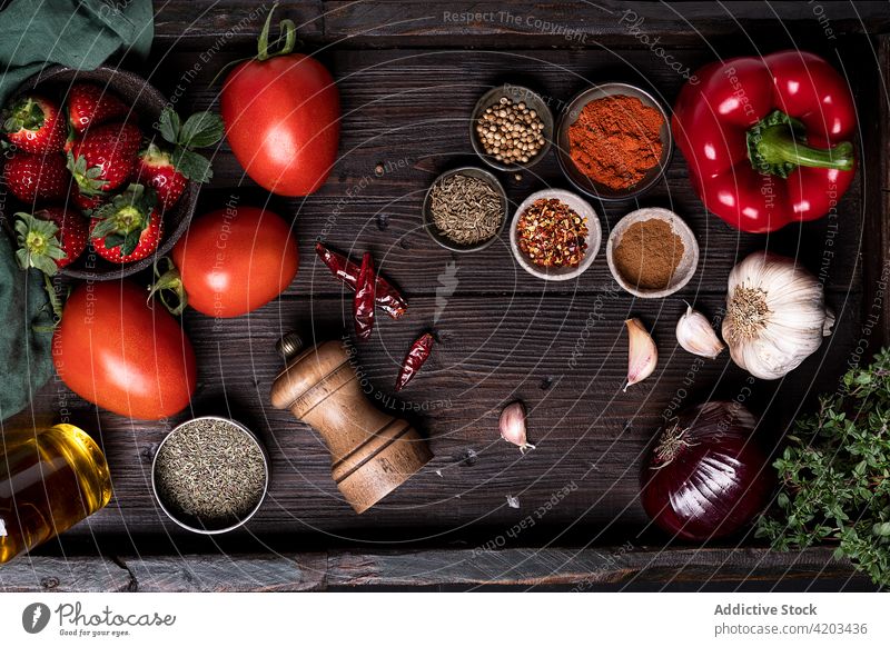 Zutaten für Tomaten-Erdbeersuppe auf dem Tisch Erdbeeren Bestandteil Rezept Kulisse Gewürz verschiedene kulinarisch Lebensmittel frisch Suppe natürlich Gemüse