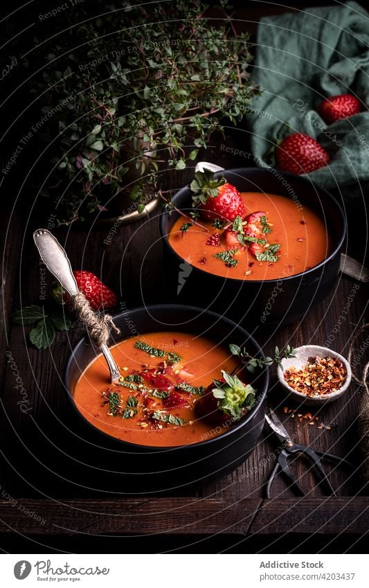 Schalen mit Tomaten- und Erdbeersuppe auf dem Tisch Suppe Erdbeeren Schalen & Schüsseln Lebensmittel Gazpacho kulinarisch rot frisch natürlich Gewürz Gemüse