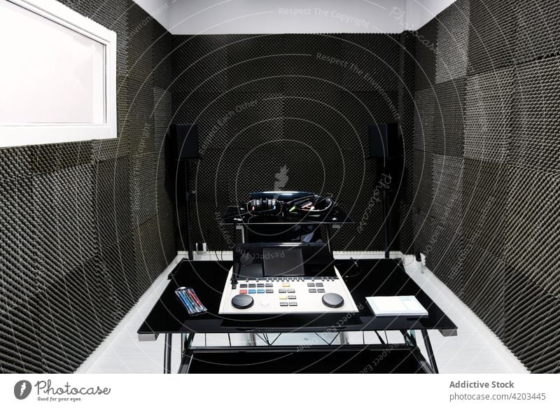 Moderne audiologische Ausrüstung in schallisoliertem Raum Klang Beweis Audiologie Gerät Audiometer Prüfung untersuchen schäumen modern Zeitgenosse professionell