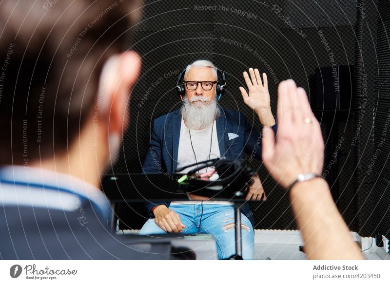 Älterer Mann mit Kopfhörern bei einem audiologischen Test Audiologie prüfen hören Prüfung Klang Beweis Diagnostik Senior männlich untersuchen älter Gerät
