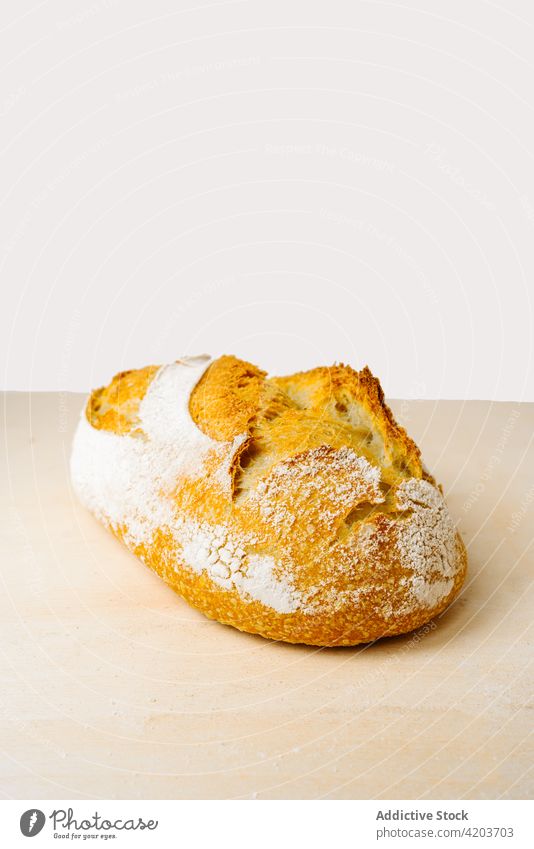 Appetitliches Brot mit knuspriger Kruste auf dem Tisch frisch natürlich Produkt gebacken Wittern Mehl Bäckerei lecker Aroma appetitlich Form geschmackvoll