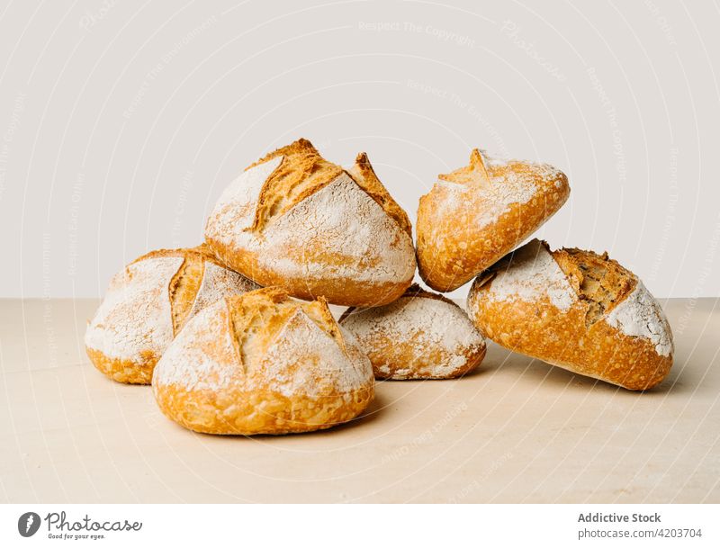 Appetitliches Brot mit knuspriger Kruste auf dem Tisch frisch natürlich Produkt gebacken Wittern Mehl Bäckerei lecker Aroma appetitlich Form rund Haufen ähnlich