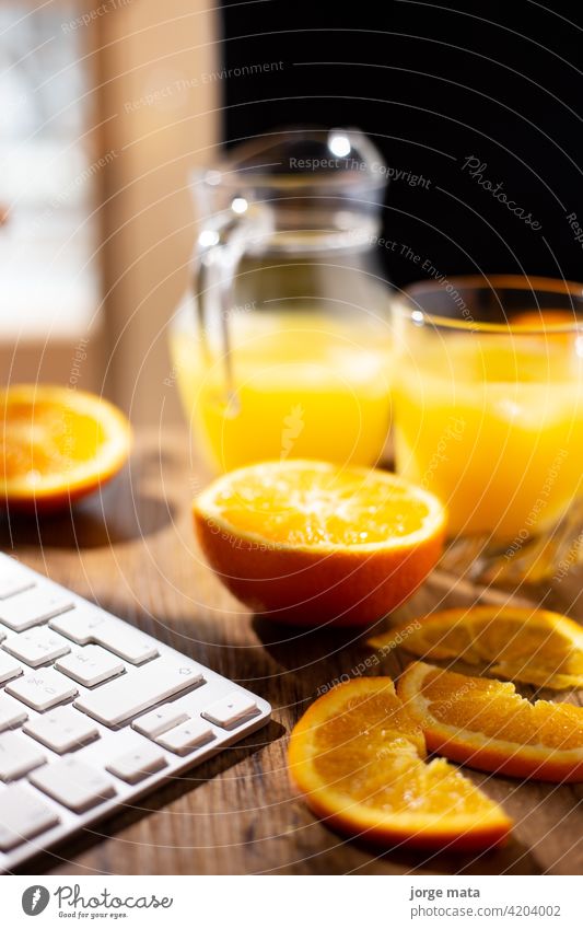 Tisch voll mit frischen Orangen und Saft im Frühling orange Zitrusfrüchte Lebensmittel Sommer trinken tropisch Ernährung Vegetarier Portion natürlich Vitamin