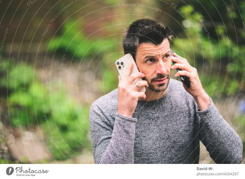 Selbstgespräche über das Handy führen telefonieren selbstgespräch handyempfang multitasking sprechen zuhören Smartphone Mobile reden Mann Anruf