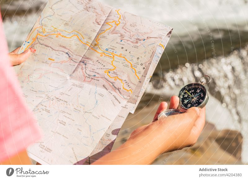 Unbekannte Wanderin navigiert mit Karte im Hochland Frau sich orientieren Landkarte reisen navigieren Berge u. Gebirge Wasserfall Anleitung erkunden Reisender