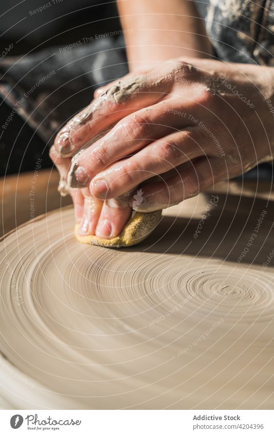 Töpferin stellt in ihrer Werkstatt Tonwaren her Handwerkerin Töpferwaren Rad kreieren Steingut handgefertigt Keramik Basteln Frau Kunst Kunstgewerbler Geschirr