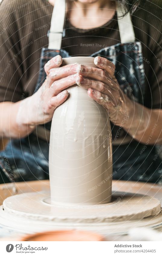Anonyme Handwerkerin bei der Herstellung von Steingut in einer Werkstatt Töpferwaren kreativ Ton Rad Kunst handgefertigt Frau Kunstgewerbler Geschirr Keramik