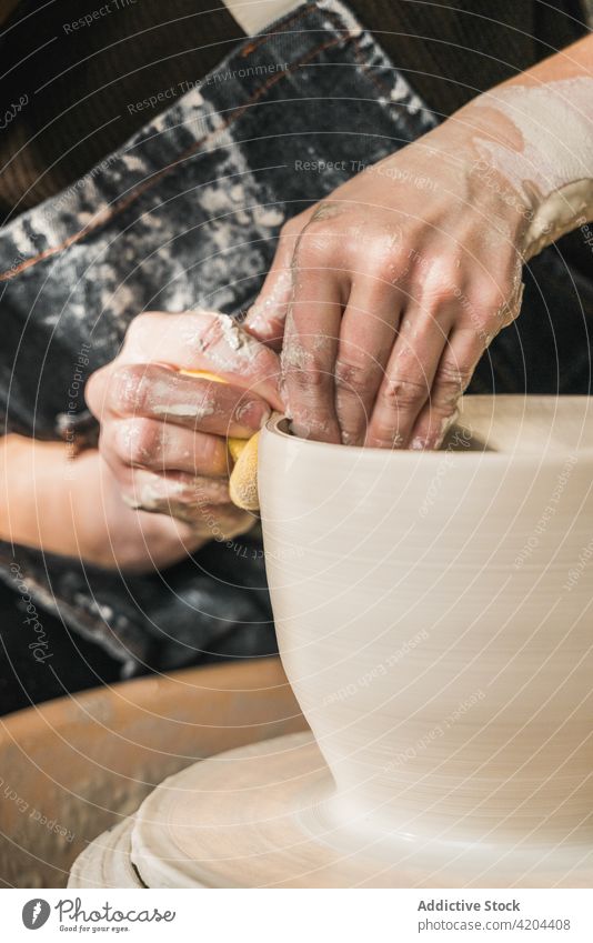 Unbekannte Keramikerin bei der Herstellung einer Tonschale im Atelier Töpferwaren Rad Handwerkerin kreieren Tonwaren Werkstatt Steingut Kunstgewerbler Frau