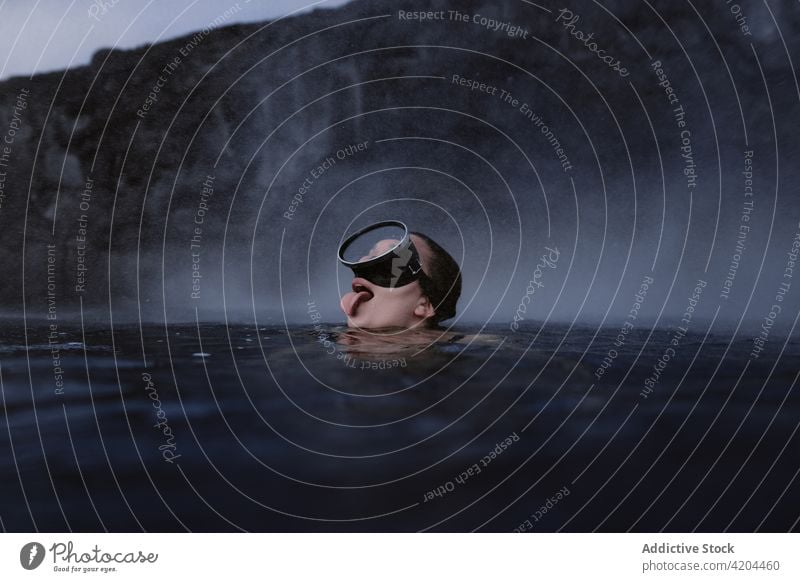 Frau mit Taucherbrille taucht ins Meer und streckt die Zunge heraus Schutzbrille MEER Wasser unter Wasser Mundschutz Sport Lifestyle Sommer Spaß Feiertag