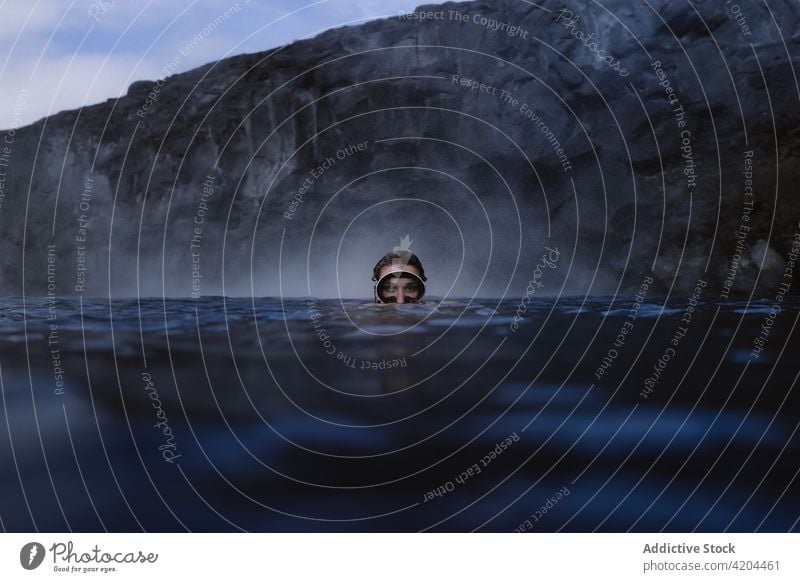 Frau mit Taucherbrille taucht ins Meer und schaut in die Kamera Schutzbrille MEER Wasser unter Wasser Mundschutz Sport Lifestyle Sommer Spaß Feiertag Schnorchel