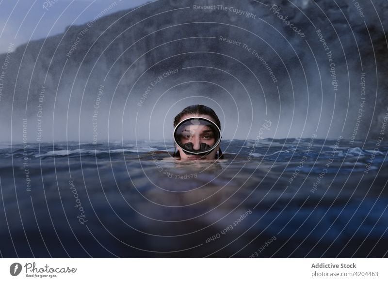 Frau mit Taucherbrille taucht ins Meer und schaut in die Kamera Schutzbrille MEER Wasser unter Wasser Mundschutz Sport Lifestyle Sommer Spaß Feiertag Schnorchel
