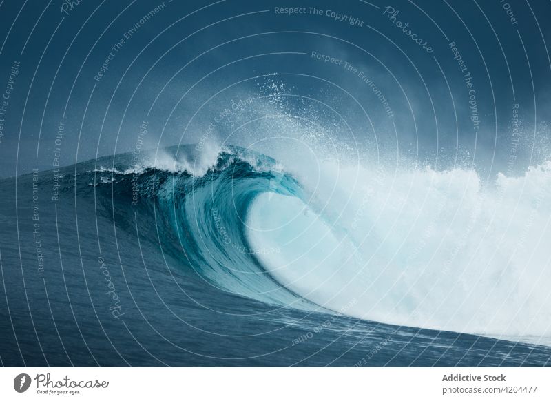 Schaumige Wellen rollen im Ozean auf MEER Meer winken platschen schäumen Kraft Wasser Natur Energie Meereslandschaft Oberfläche marin aqua Bewegung Unwetter